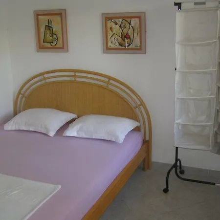 House Paula Nyaraló *